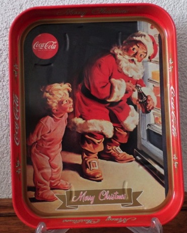 07101D-2 € 4,00 coca cola dienblad  28x21 cm kerstman bij koelkast.jpeg